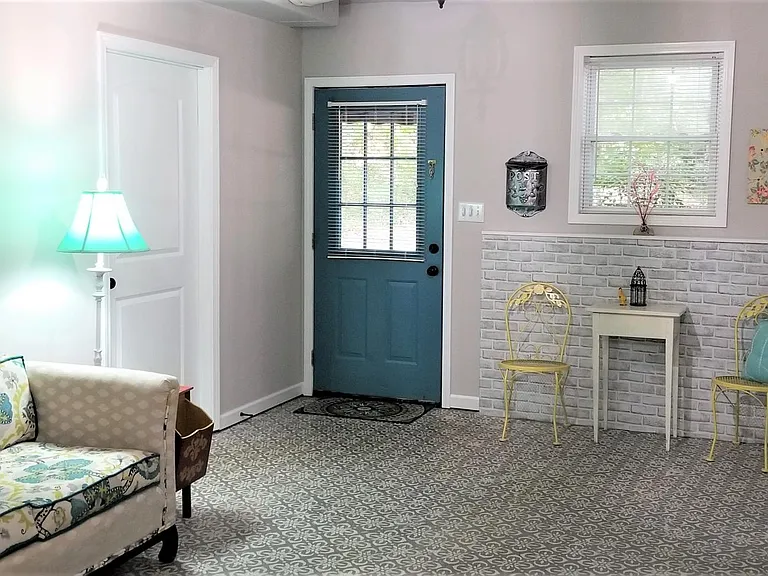 Entry/foyer leading to the apartment.