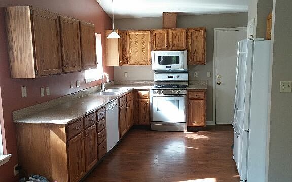 Kitchen w/ Granite