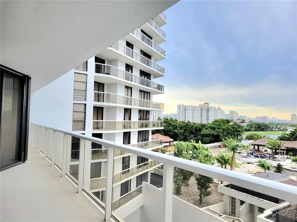 2 bed, 2.0 bath, 1470 sqft, $4,200 — Photo 2