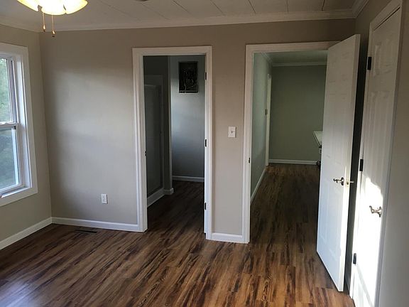 Master En Suite / Kitchen Access / Closet Door