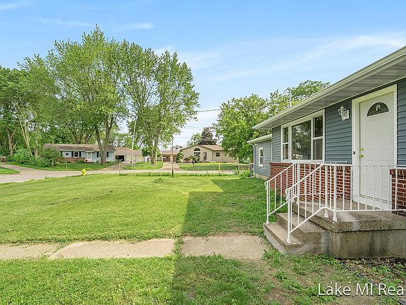 3rd image of 5125 Greenacres Dr SE