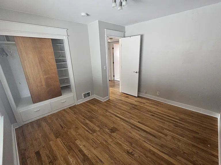 414 1/2 E 6th St — Photo 12