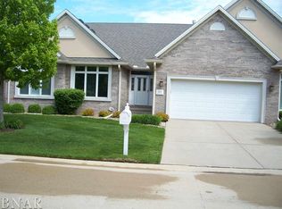 112 Hawthorne Lake Dr, Bloomington, IL 61704