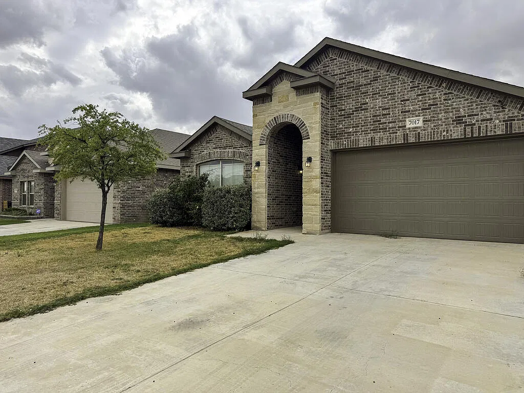 4 bed, 3.0 bath, 2050 sqft, $2,800 — Photo 2