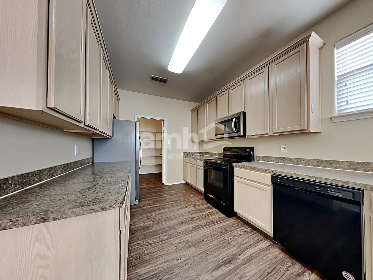 4 bed, 2.5 bath, 2520 sqft, $2,505 — Photo 3