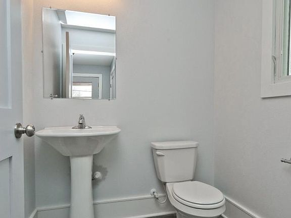 5th image of 952 Farrington St