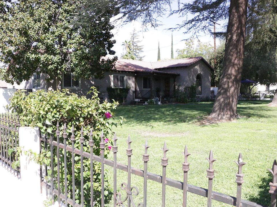 View of 1031 Campus Avenue, Redlands, California from the west looking east