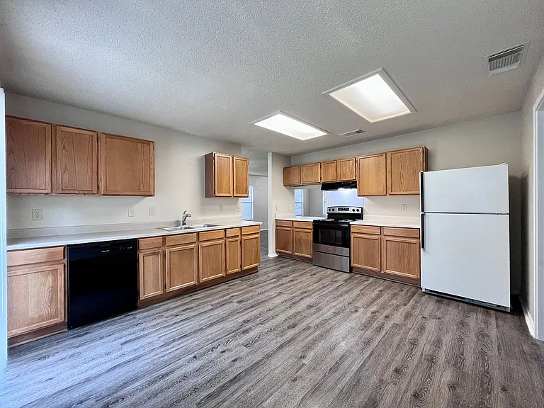8143 Chestnut Manor Dr — Photo 12