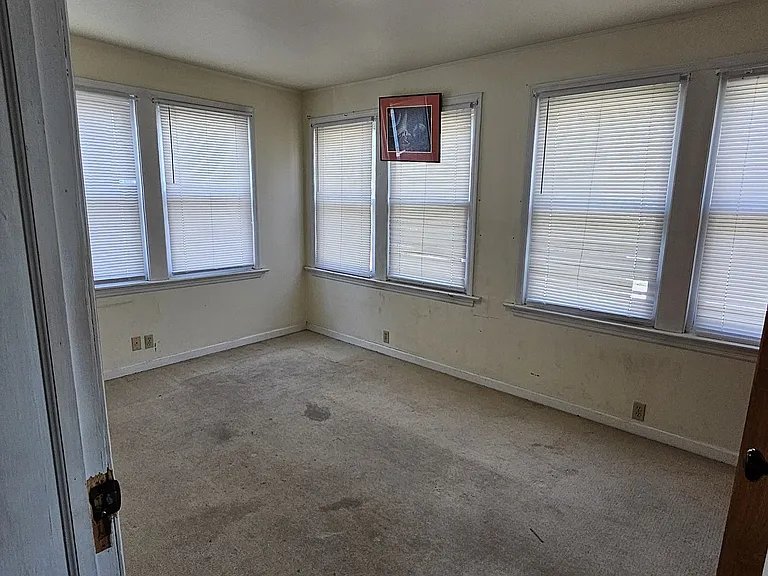 16 Sanford Ave — Photo 6
