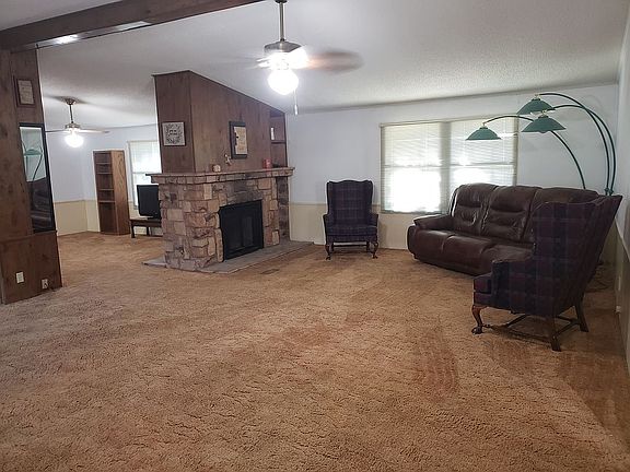 2nd image of 401 Stone Oak St
