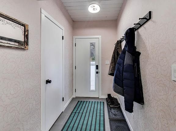 4th image of 2649 Crawford Ave