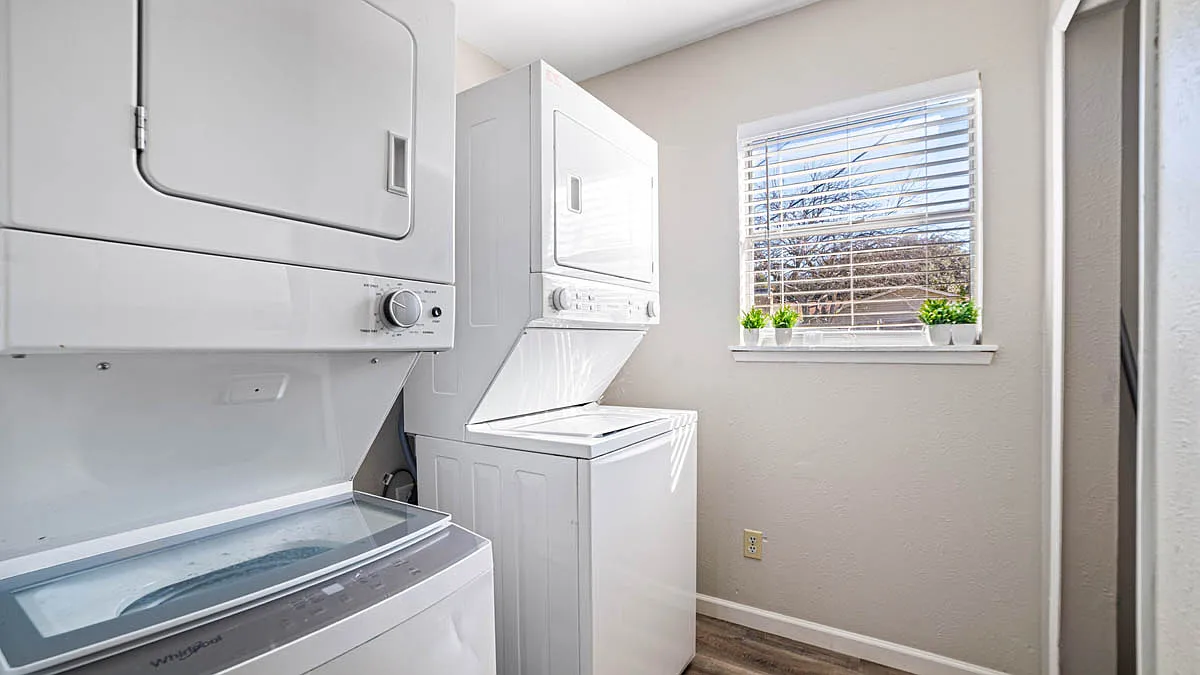4 bed, 2048 sqft, $700 — Photo 2