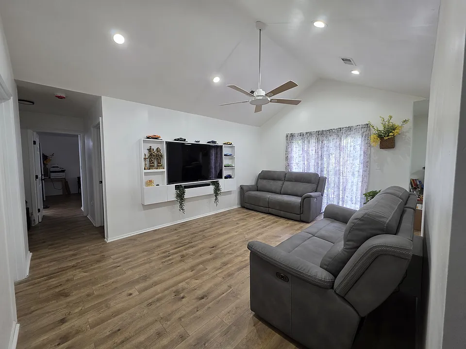 1702 Cypress Ln