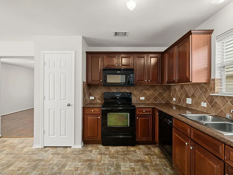 710 Alamo Plaza Dr — Photo 4
