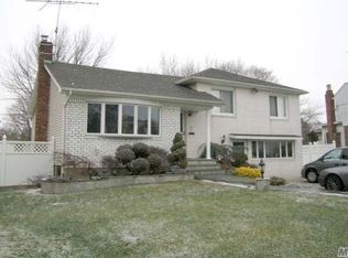 43 Meadowwood Ln, Farmingdale, NY 11735