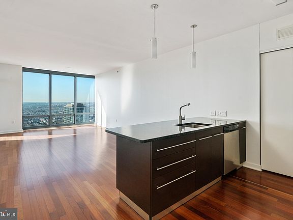 4th image of 2101 Market St Unit 3705