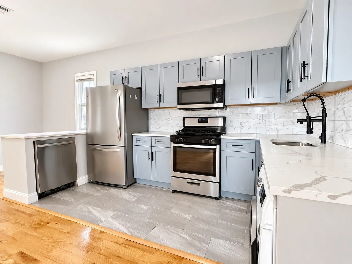3 bed, 1.0 bath, $2,200 — Photo 2