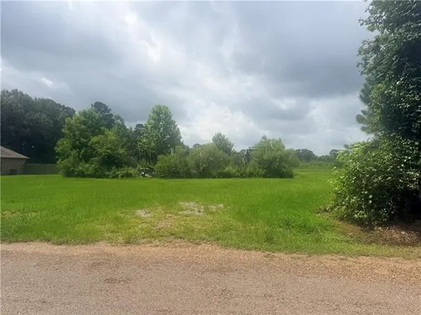 242 Credeur Rd, Pineville, LA 71360