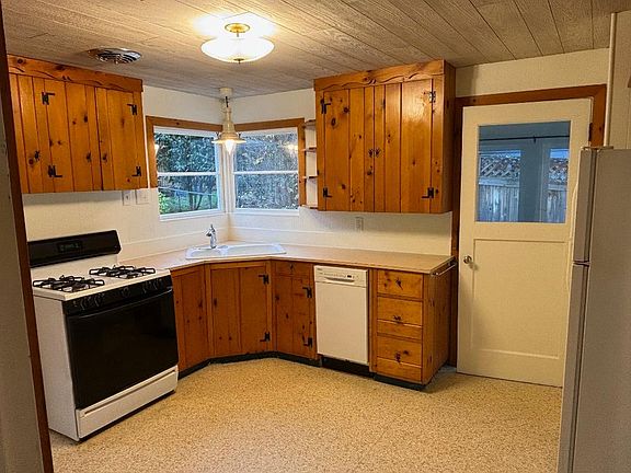Kitchen area with new dishwahser