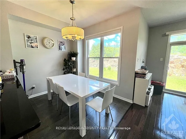 140 Battersea Cres — Photo 7