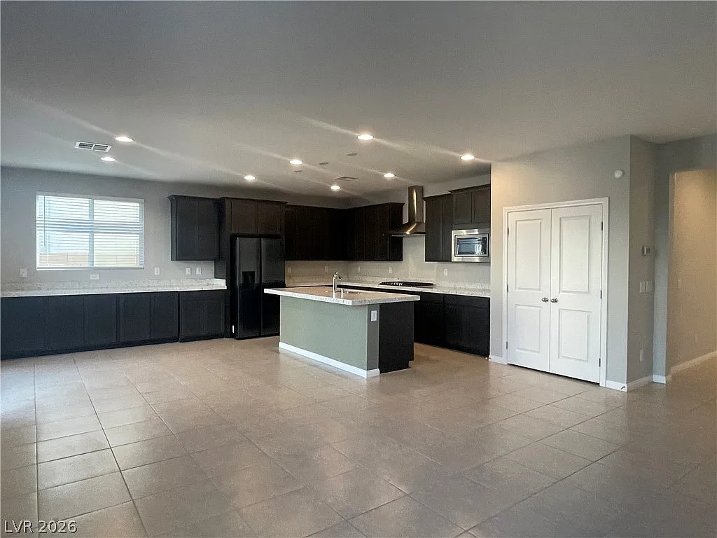 4 bed, 3.0 bath, 2528 sqft, $2,200 — Photo 4