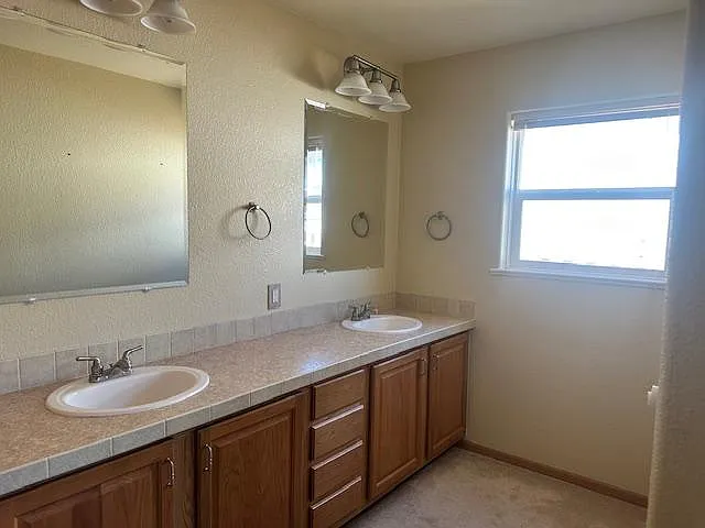 1004 L Way — Photo 4