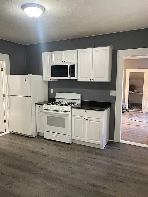 3 bed, 975 sqft, $3,100 — Photo 2