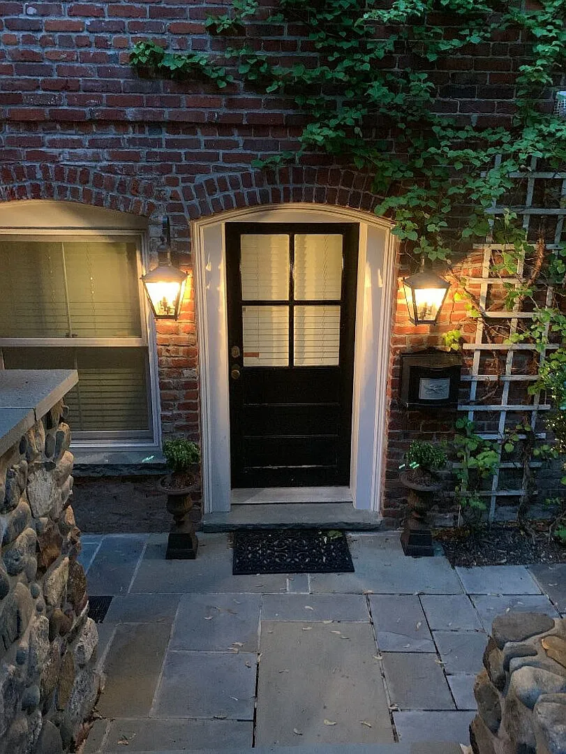 Luxurious 2 Bed/2 Bath Private Guest House — Photo 1