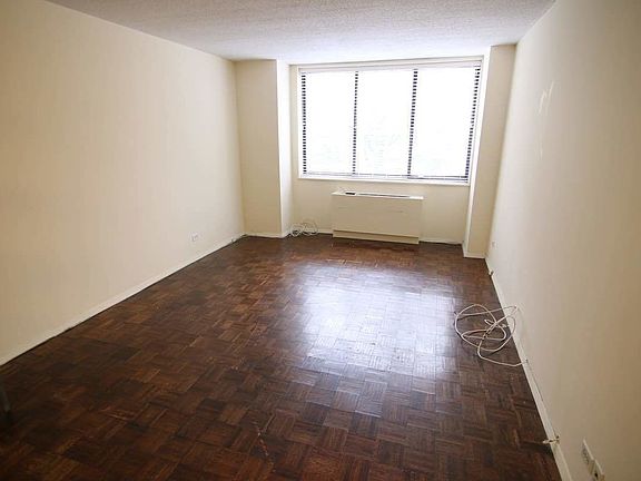 3rd image of 347 W 57th St APT 7B