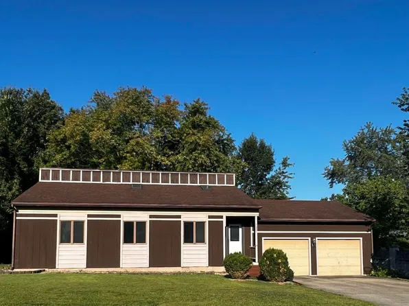 1207 Whisperway St, Benton, IL 62812