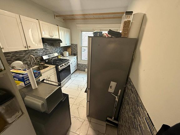 5th image of 861 Montgomery Ave Floor 1