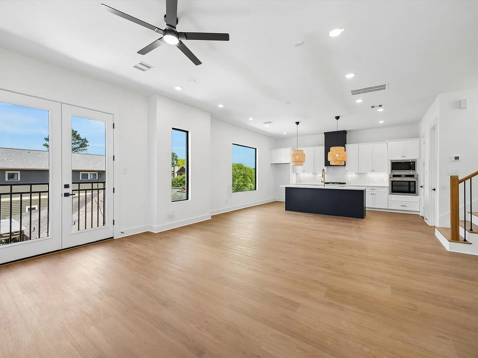3 bed, 3.5 bath, 2099 sqft, $4,200 — Photo 2