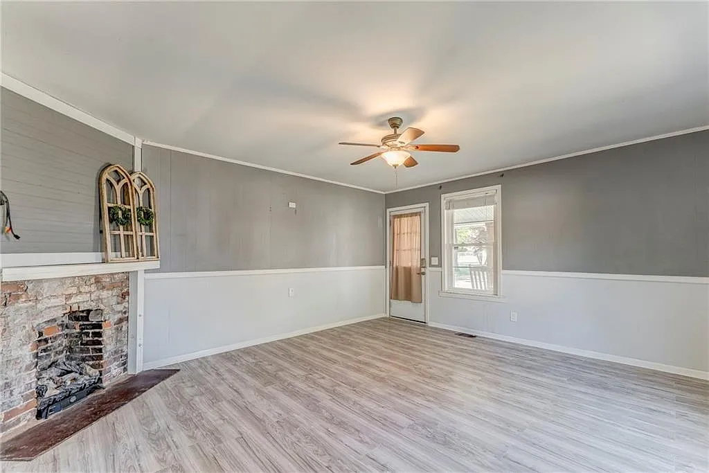 2 bed, 1.0 bath, 1209 sqft, $1,400 — Photo 2