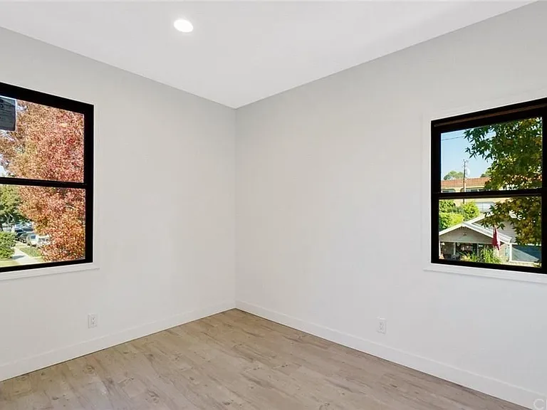 211 N Loma Ave — Photo 16