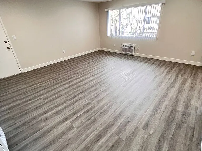 3115 Quartz Ln — Photo 2