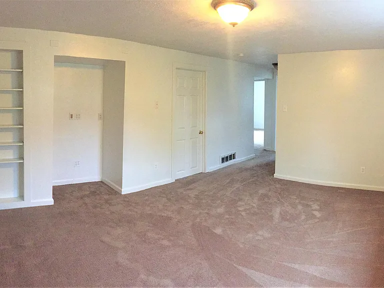 301 Moss St — Photo 9