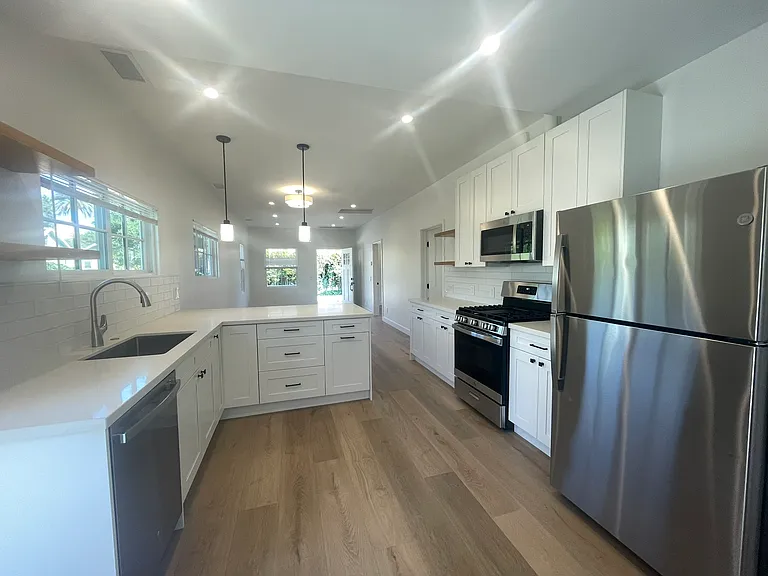 220 W Arrellaga St — Photo 3