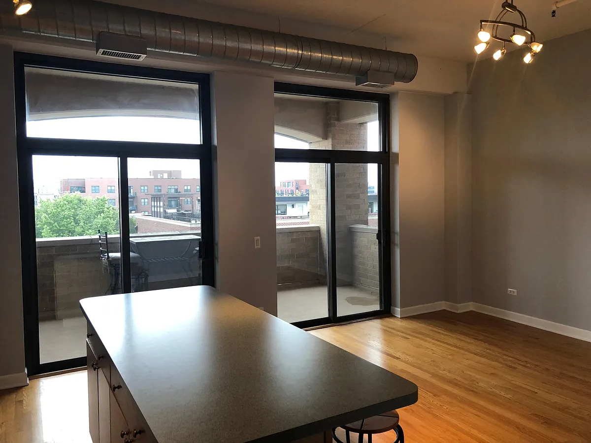 Building Photo - 1301 W Madison St #530