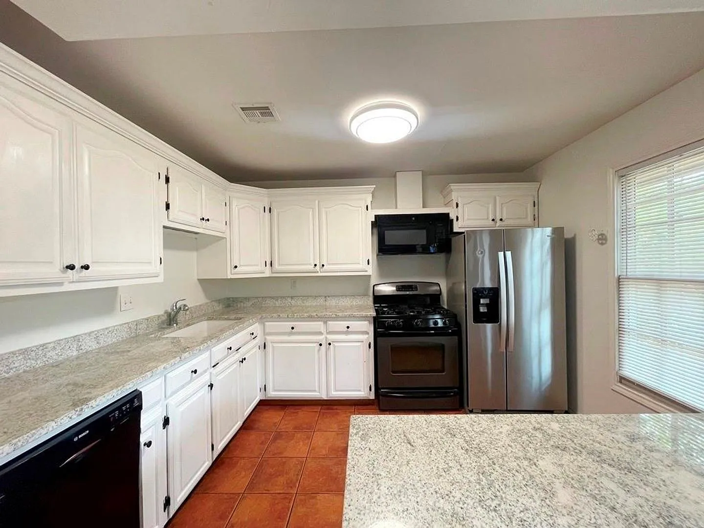 Main house 3/1 + updated 1 bd/full bath cottage! — Photo 4