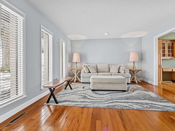 4th image of 12 Cedarwood Dr