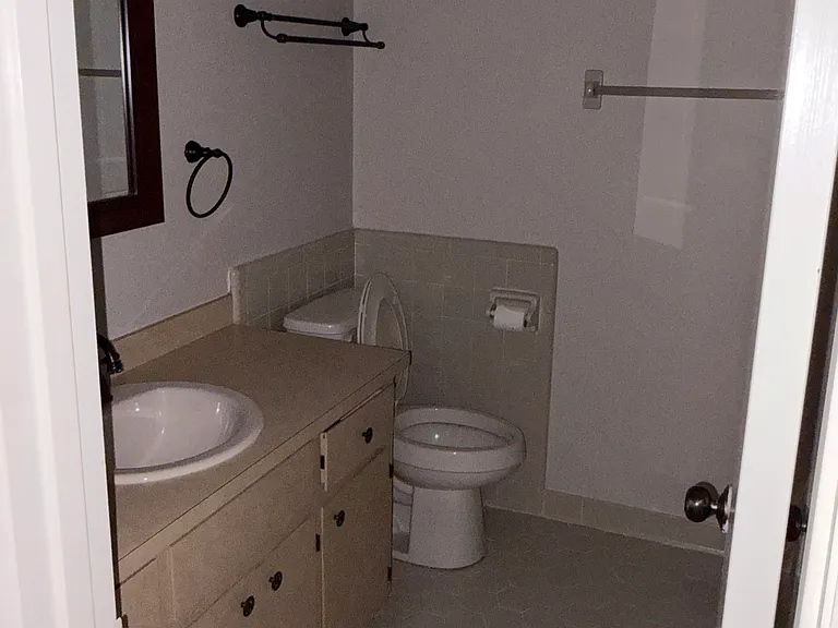 1084 Pelham Ct — Photo 9