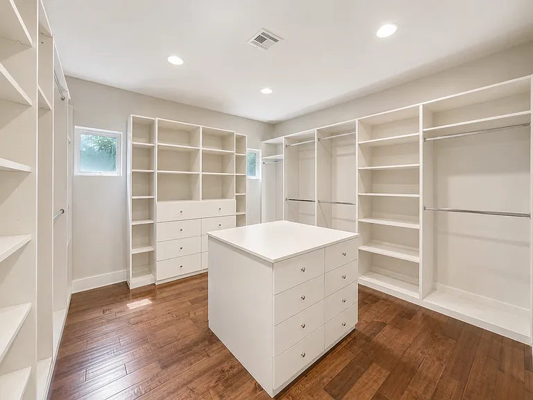 4820 Valjean Ave — Photo 25