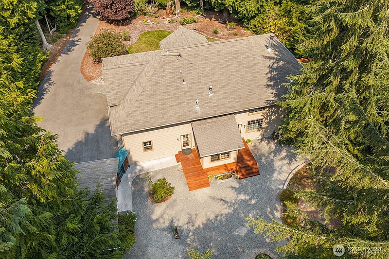 4th image of 303 Buck Loop Road