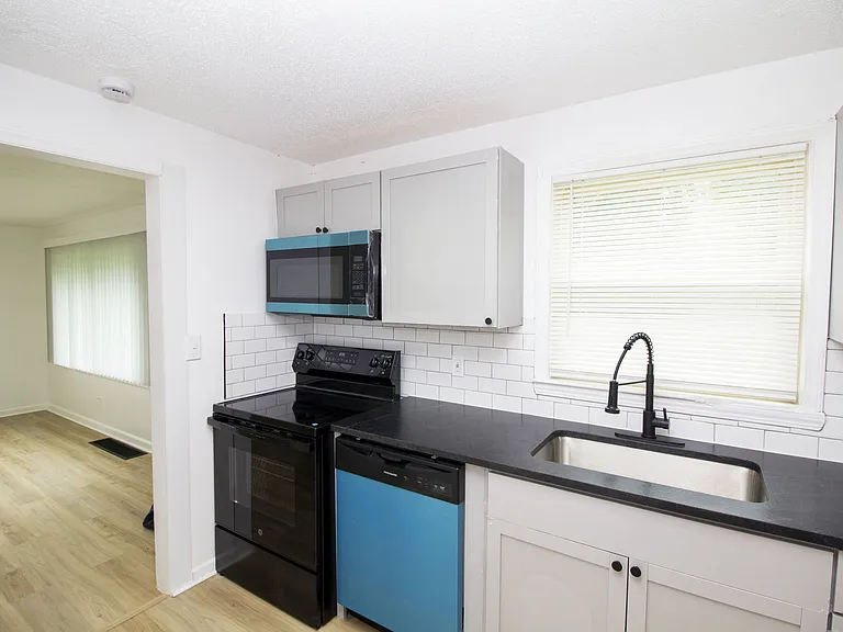 9107 Charlotte St — Photo 12