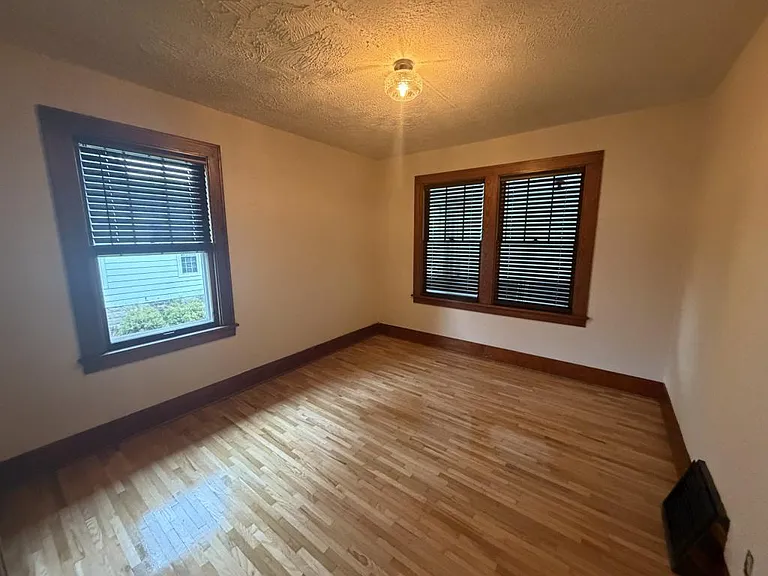 460 S Mazon St — Photo 13