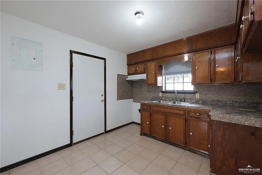 2 bed, 1.0 bath, 1008 sqft, $1,000 — Photo 4
