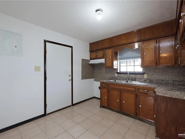 603 N Houston St — Photo 4