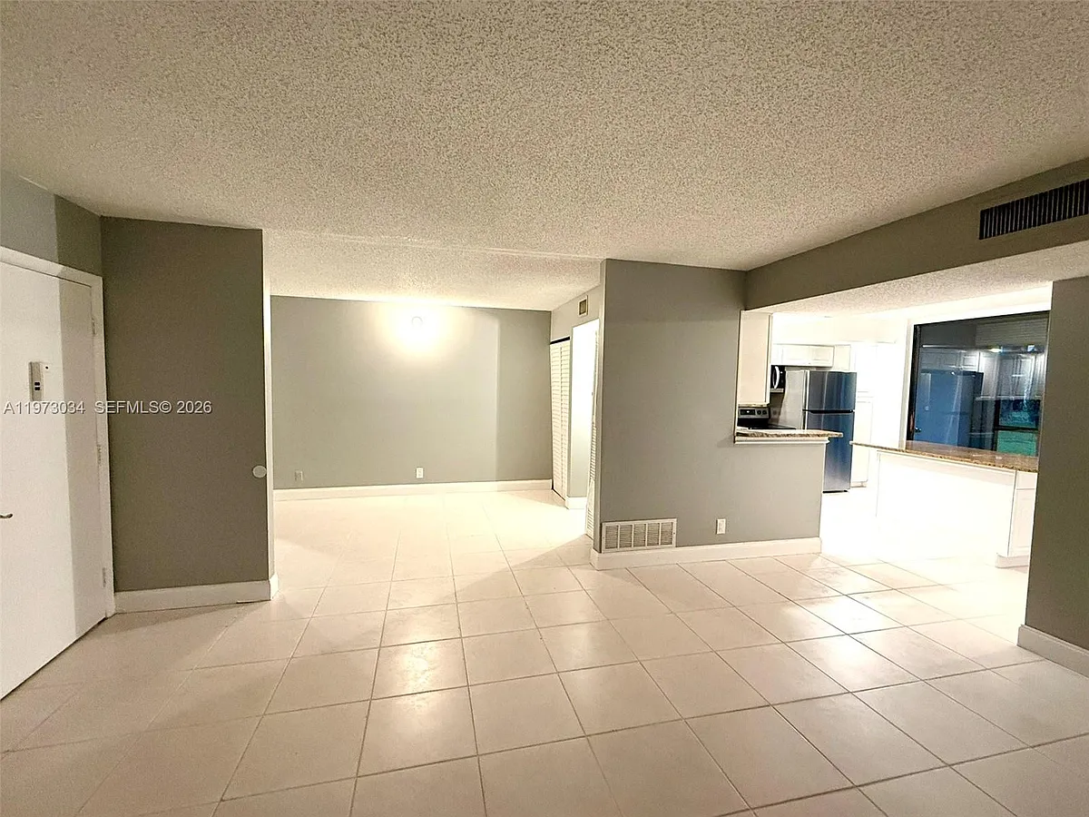 Building Photo - 5220 Las Verdes Cir #114
