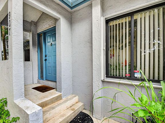 4th image of 907 Harbour Pointe Way