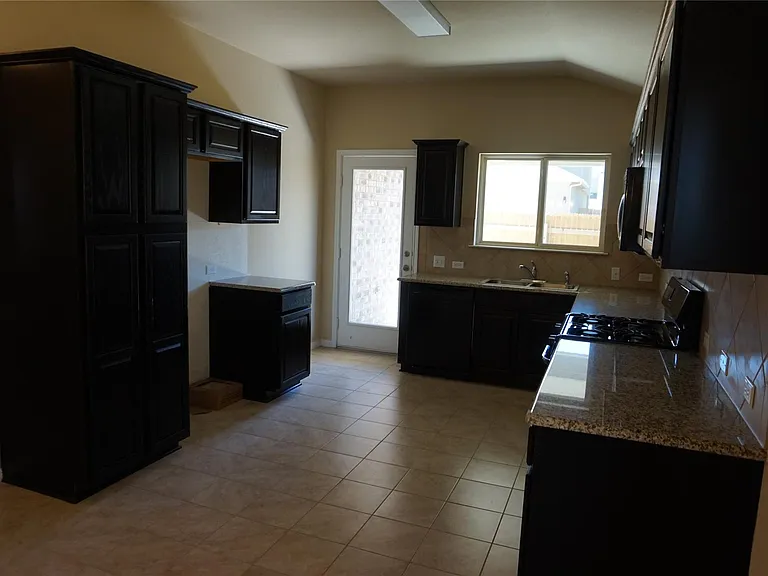 1033 Britt Ln — Photo 5